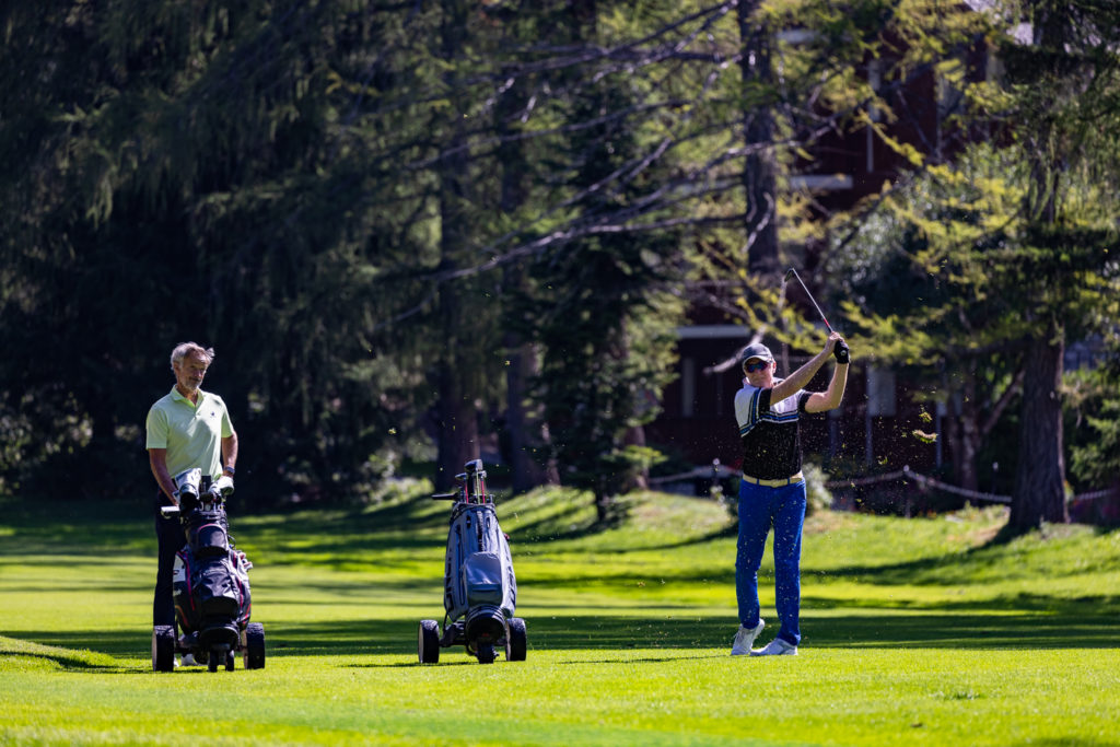 Participants de la journée conviviale de golf APACH 2014 au Golf de Loèche, en pleine compétition sur le parcours de 18 trous.